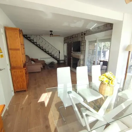 Pinos منزل ريفي *